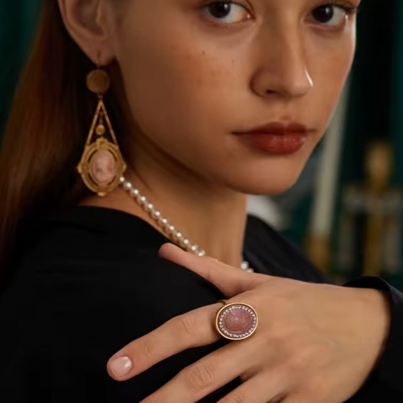 Vintage Aristocrat’s Cameo Antique Brass Masterpiece Ring - Picture 3 of 9